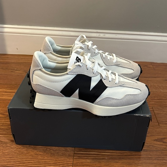 NWT New Balance 327 Women's Black and White Sneakers - Picture 5 of 9